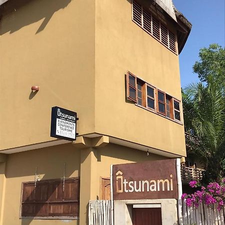 Hotel Otsunami Lome Bagian luar foto