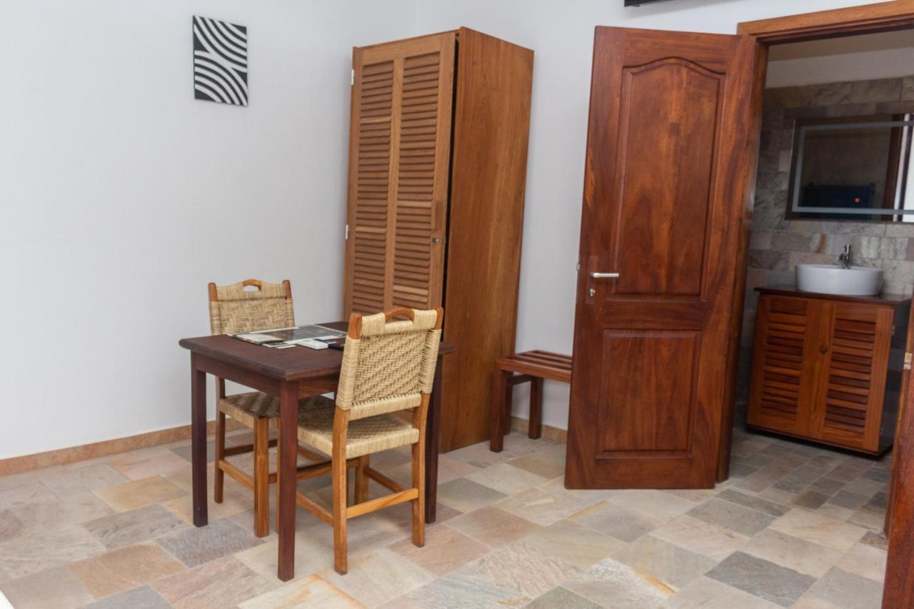 Hotel Otsunami Lome Bagian luar foto