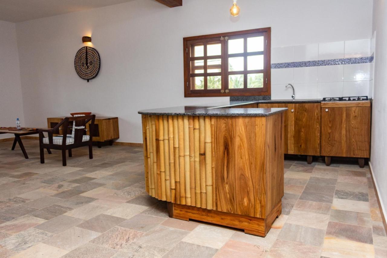 Hotel Otsunami Lome Bagian luar foto