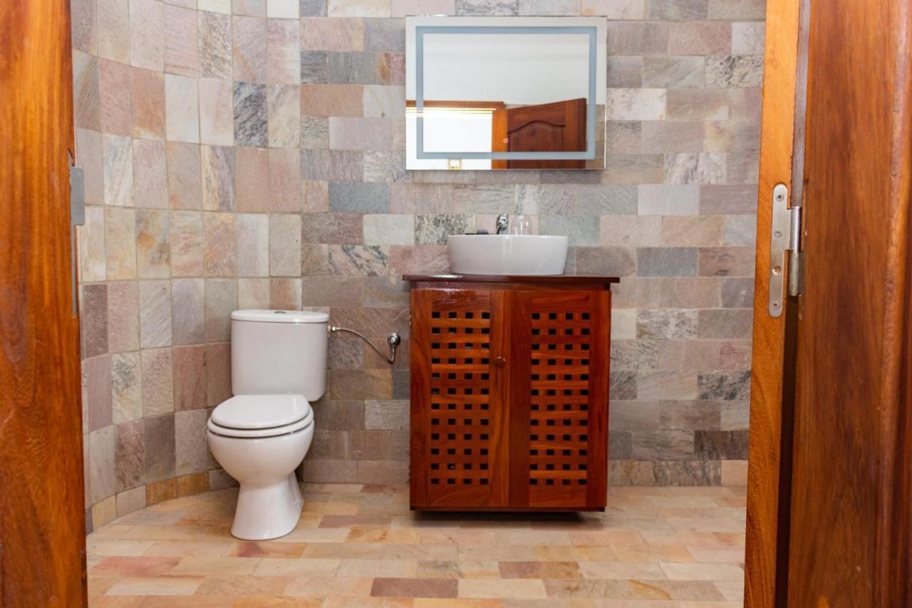 Hotel Otsunami Lome Bagian luar foto