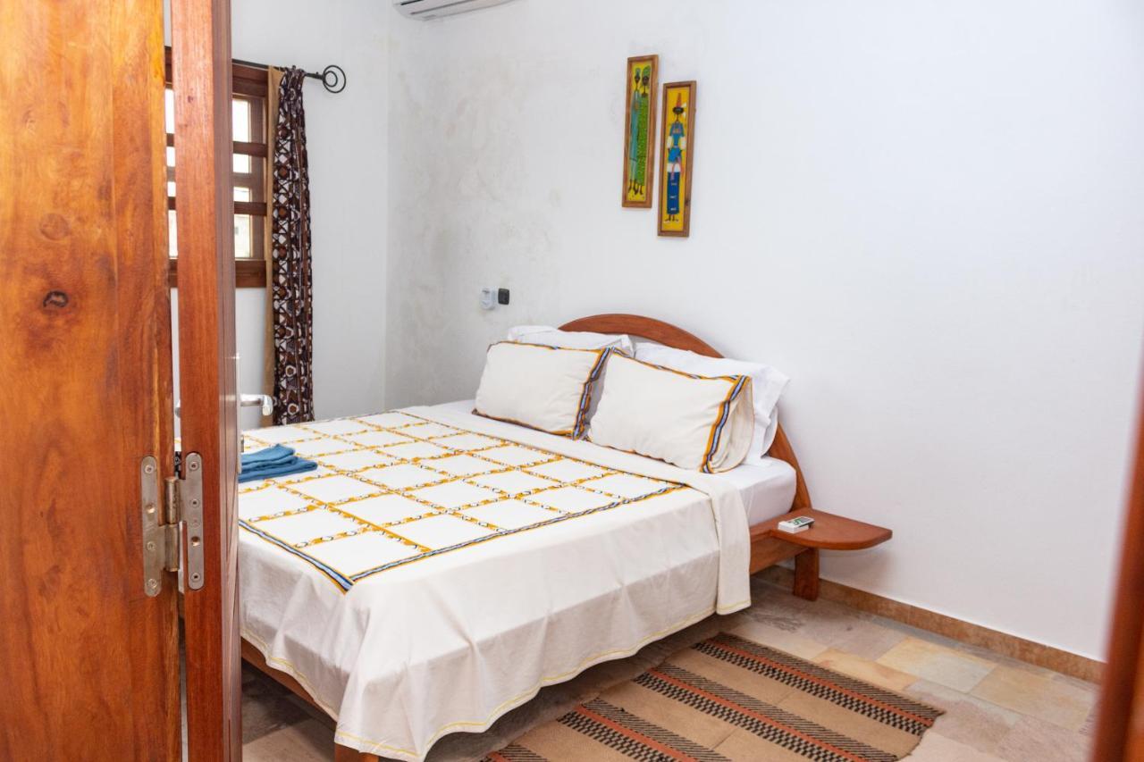 Hotel Otsunami Lome Bagian luar foto