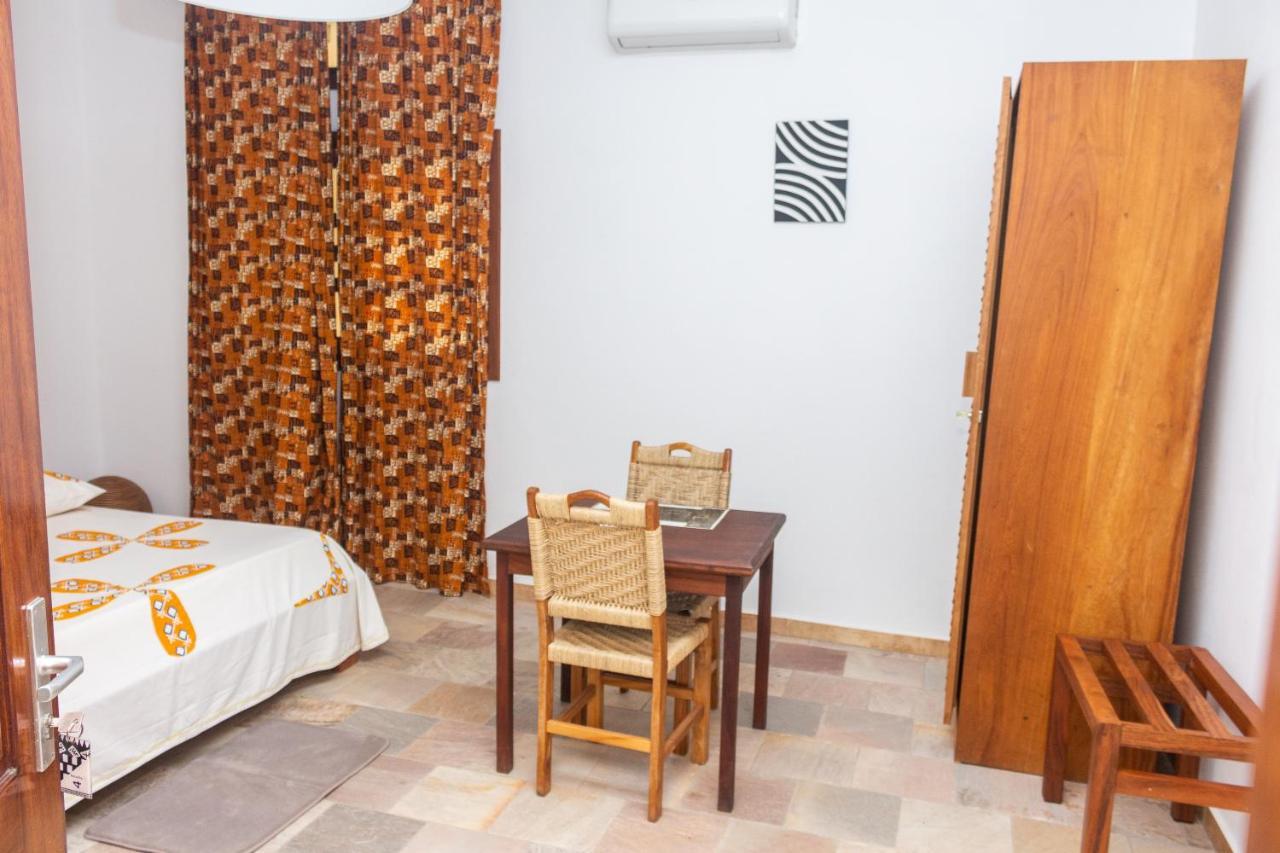 Hotel Otsunami Lome Bagian luar foto