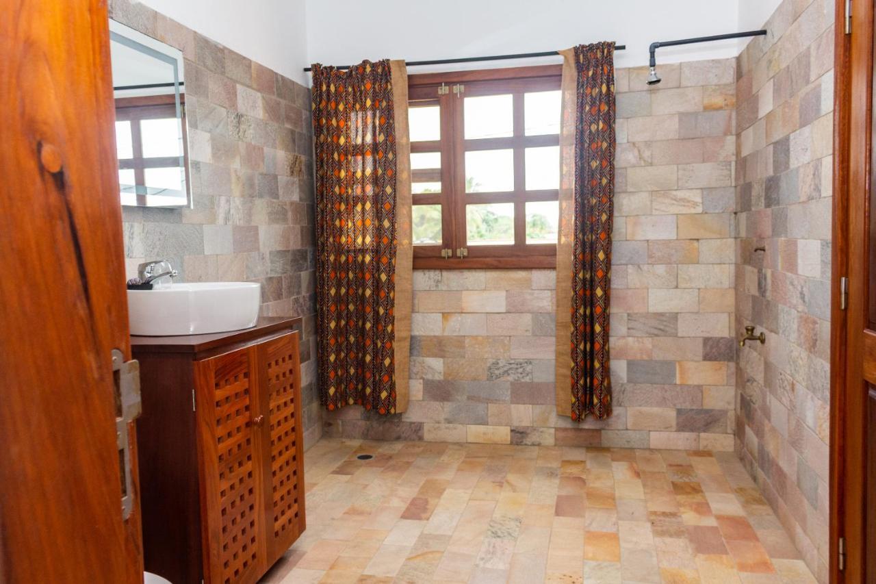 Hotel Otsunami Lome Bagian luar foto
