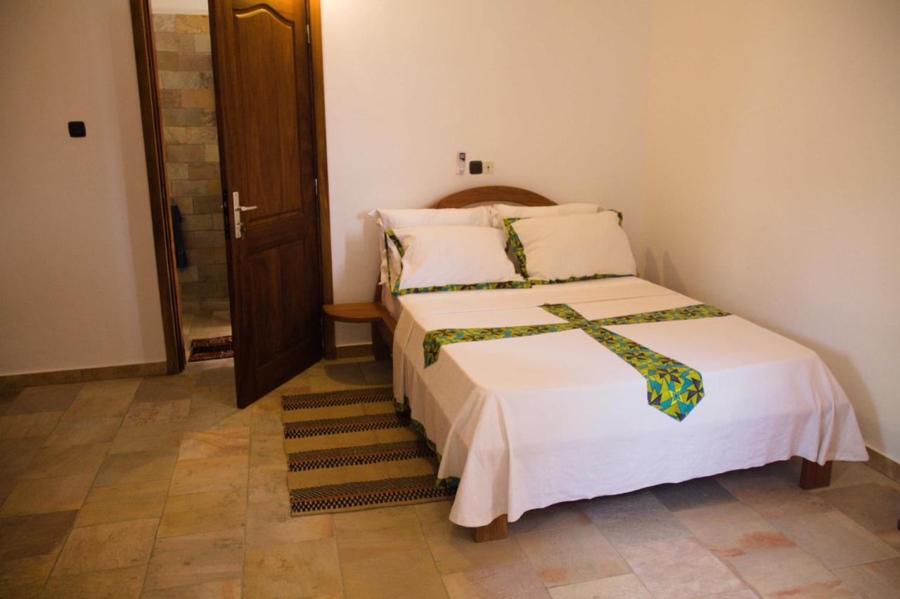 Hotel Otsunami Lome Bagian luar foto